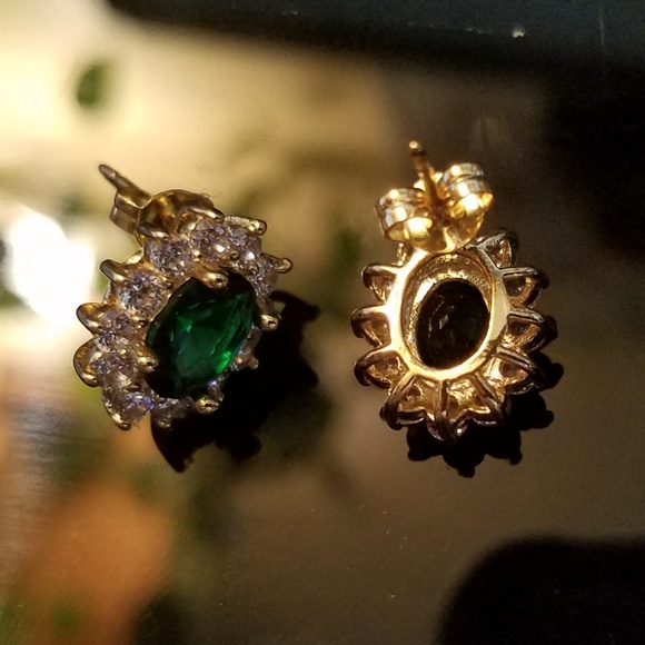Gold emerald starburst stud earrings - Picture 8 of 8